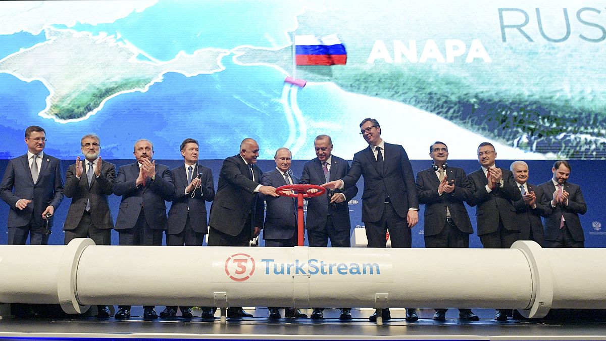 Los presidentes Putin (Rusia), Erdogan (Turquía) Vucic (Serbia) Borisov (Bulgaria) "abren el grifo" del gasoducto. 