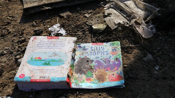 Uçaktaki yolculara ait bazı eşyalar çevreye dağıldı Uçaktaki yolculara ait bazı eşyalar çevreye dağıldı