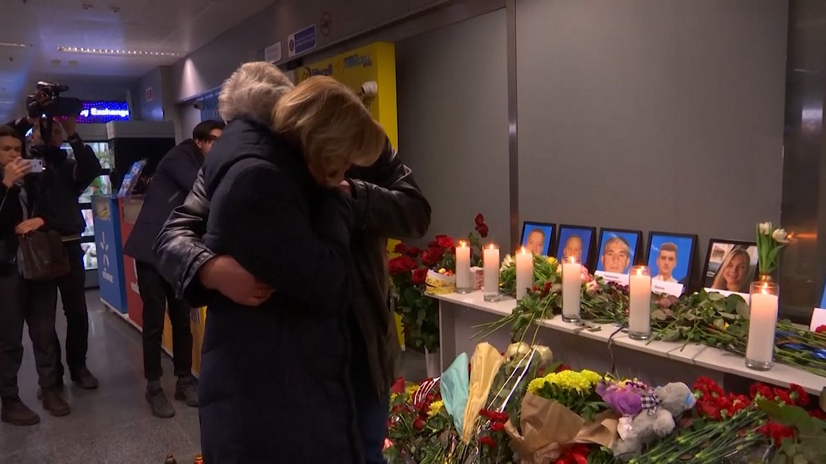شاهد: أوكرانيون يضعون أكاليل الأزهار في مطار بوريسبل بكييف 