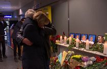 شاهد: أوكرانيون يضعون أكاليل الأزهار في مطار بوريسبل بكييف