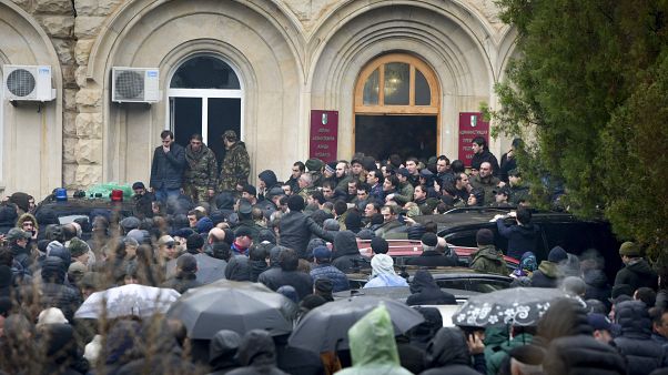 Митингующие штурмом берут здание администрации президента Абхазии Митингующие штурмом берут здание администрации президента Абхазии