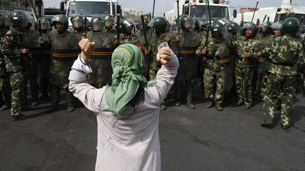 Çin paramiliter polisini protesto eden Uygur kadın. Urumçi (arşiv) Çin paramiliter polisini protesto eden Uygur kadın. Urumçi (arşiv)