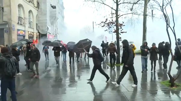Tausende gehen in Frankreich gegen Macrons Rentenpläne auf die Straße Tausende gehen in Frankreich gegen Macrons Rentenpläne auf die Straße