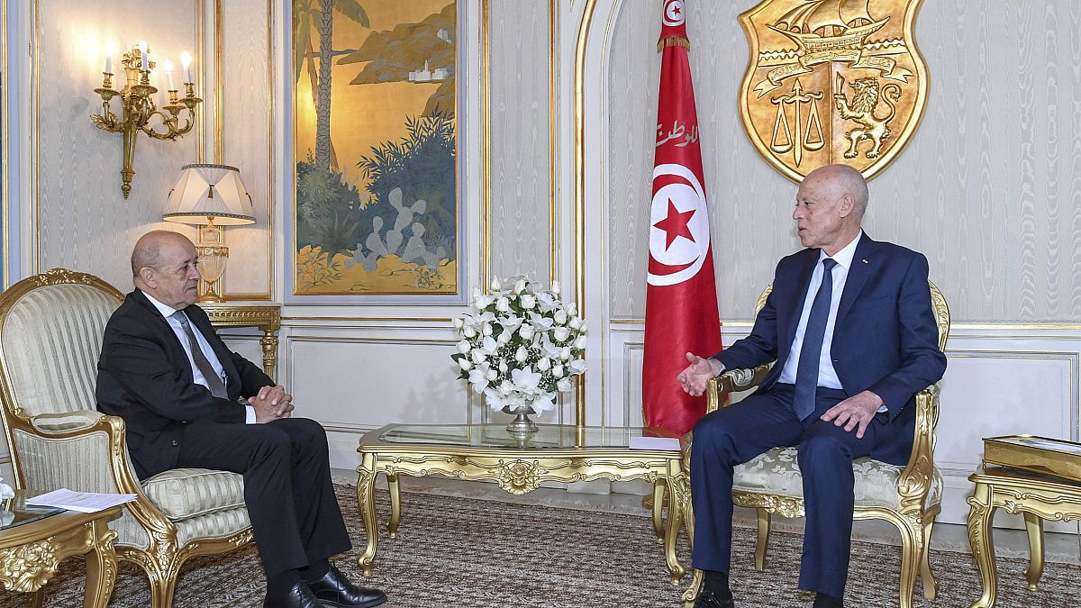 التقى وزير الخارجية الفرنسي، جان-إيف لودريان، بالرئيس التونسي قيس سعيّد 