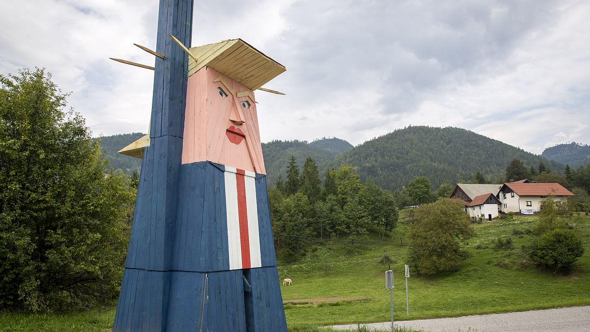 شاهد: إحراق تمثال خشبي لترامب في مسقط رأس زوجته ميلانيا في سلوفينيا 