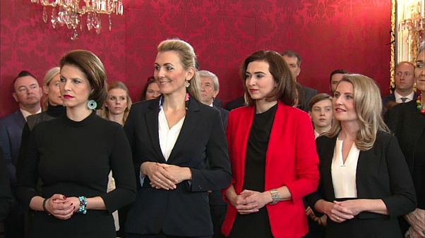 Alma Zadic, de rojo, está bajo protección policial permanente Alma Zadic, de rojo, está bajo protección policial permanente