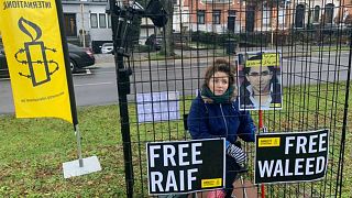 العفو الدولية "تسجن" نواباً بلجيكيين في أقفاص أمام السفارة السعودية ببروكسل