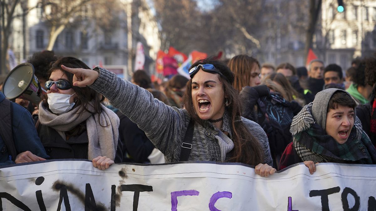 Könnygáz és összecsapások a párizsi tüntetésen
