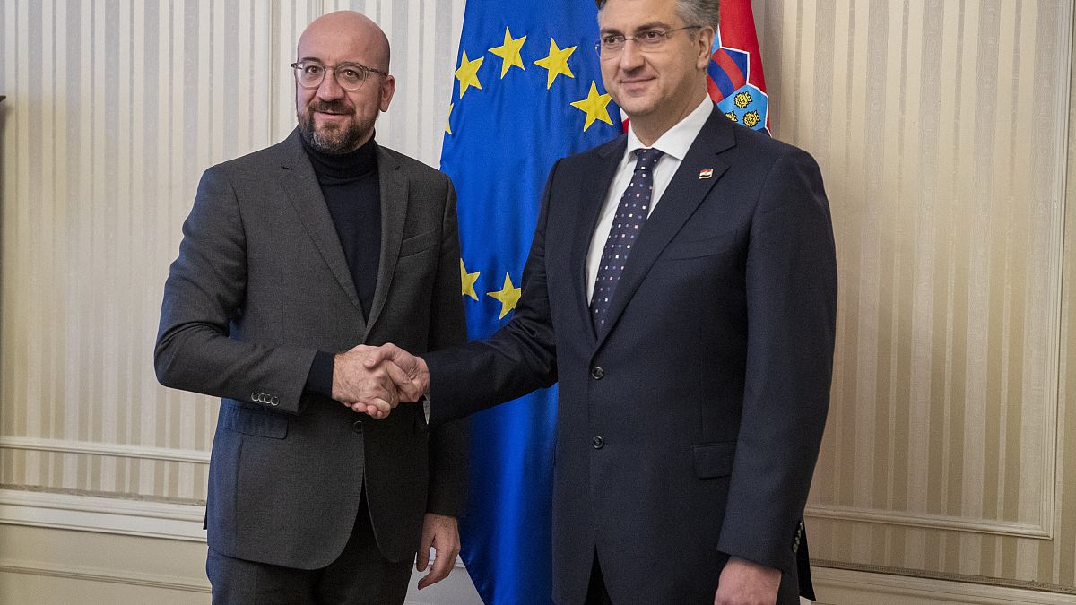 Andrej Plenković stringe la mano a Charles Michel, Presidente del Consiglio Europeo. 