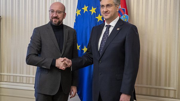 Andrej Plenković stringe la mano a Charles Michel, Presidente del Consiglio Europeo. Andrej Plenković stringe la mano a Charles Michel, Presidente del Consiglio Europeo.