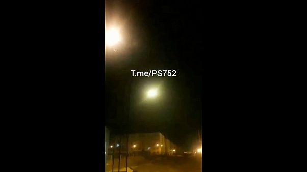 Vídeo mostra suposto impacto de míssil no Boeing ucraniano Vídeo mostra suposto impacto de míssil no Boeing ucraniano