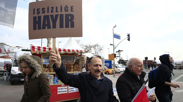 Türkiye'de 4,4 milyon kişi işsiz. Türkiye'de 4,4 milyon kişi işsiz.