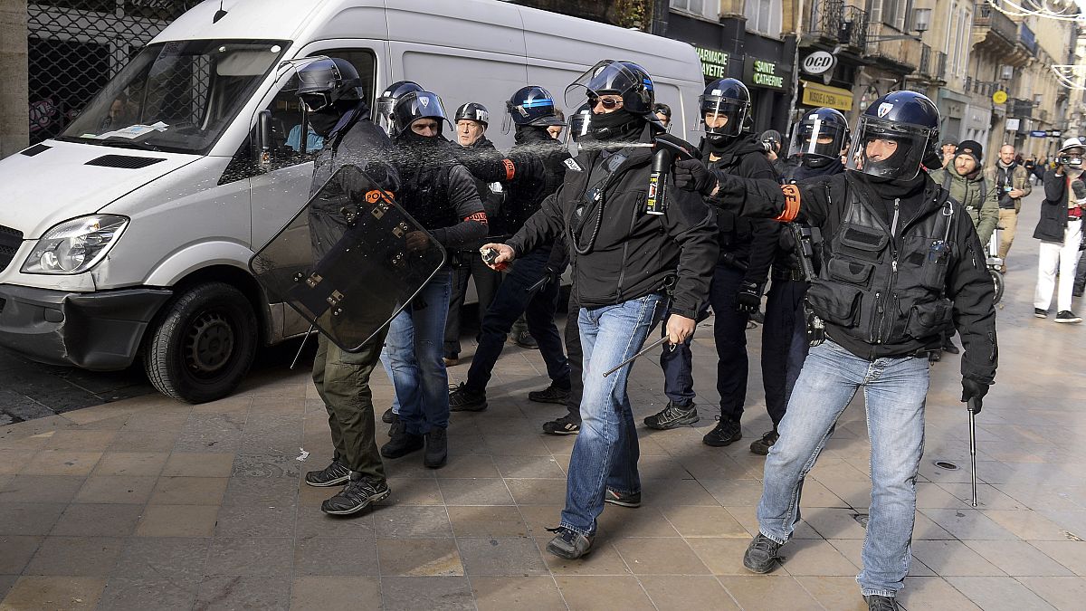 Fransız polisi göstericilere müdahale ediyor