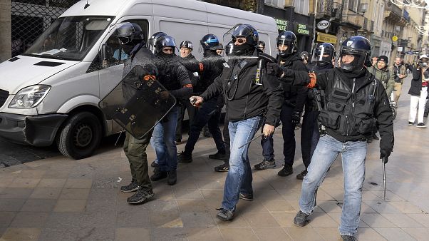 Fransız polisi göstericilere müdahale ediyor Fransız polisi göstericilere müdahale ediyor