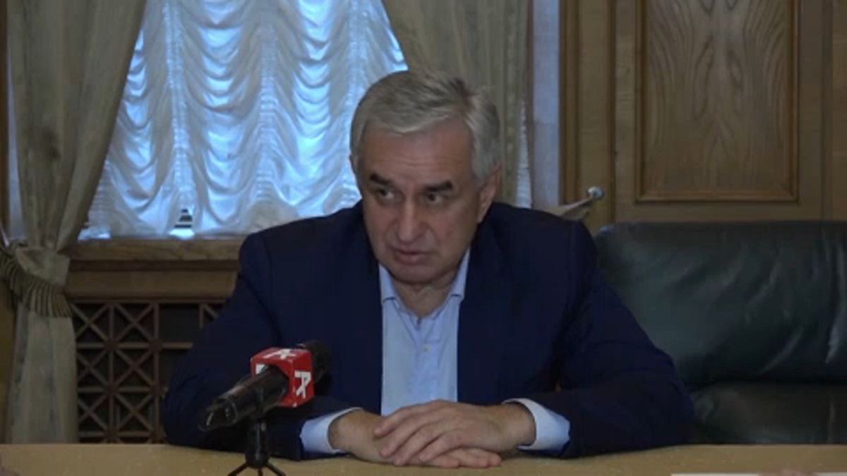 Betörtek az elnöki palotába és az államfő lemondását követelték Abháziában
