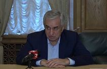 Betörtek az elnöki palotába és az államfő lemondását követelték Abháziában