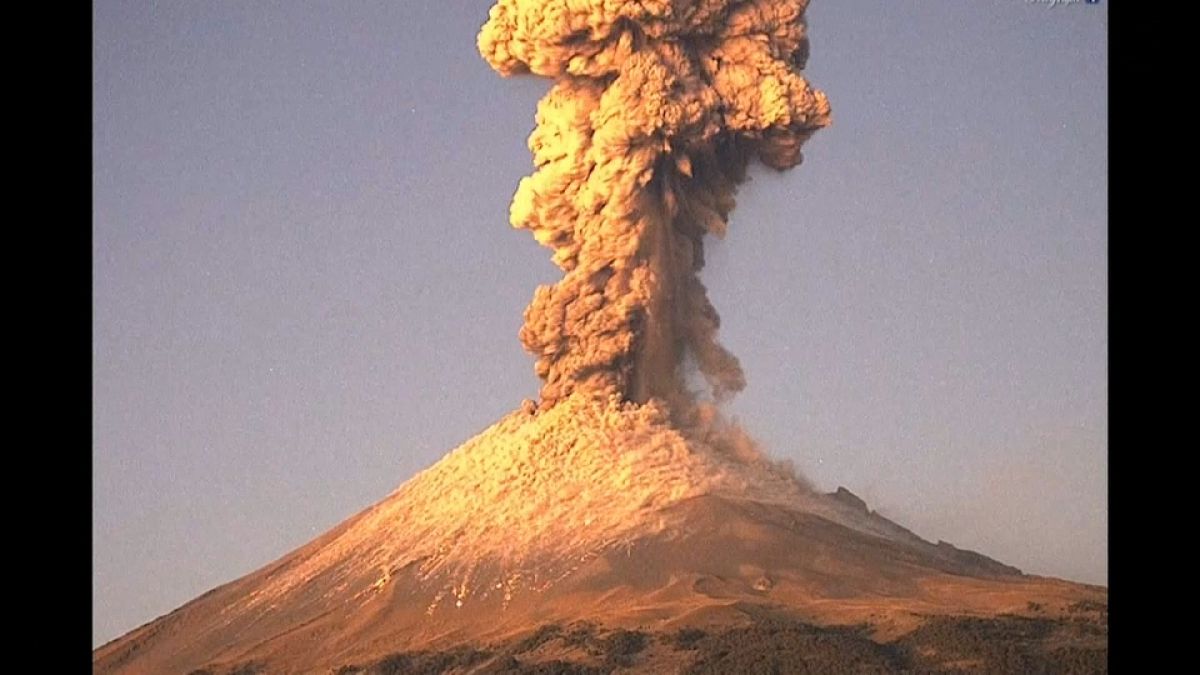 México: O vulcão Popocatepetl entrou em erupção