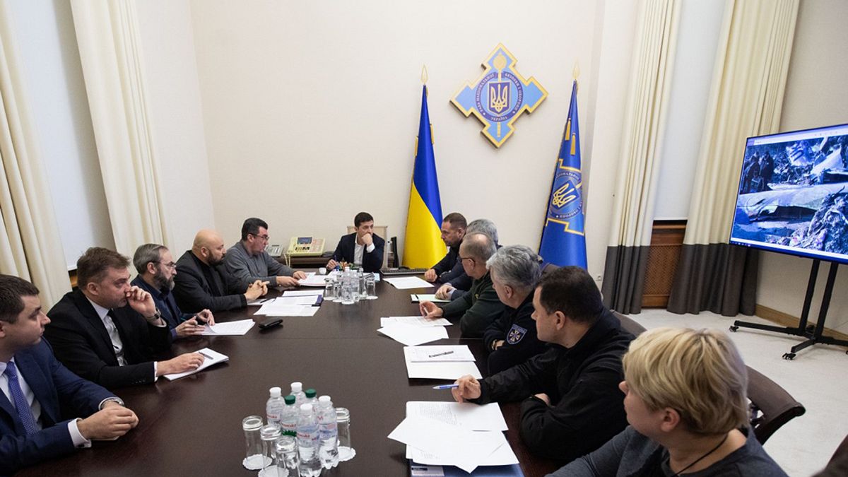 الرئيس الأوكراني فولوديمير زيلينسكي يعقد اجتماعًا مع فريق الاستجابة للطوارئ في تحطم الطائرة الأوكرانية