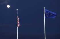العلمان الأمريكي والأوروبي (أرشيف)