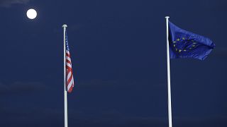 Σημαίες των ΗΠΑ και της ΕΕ