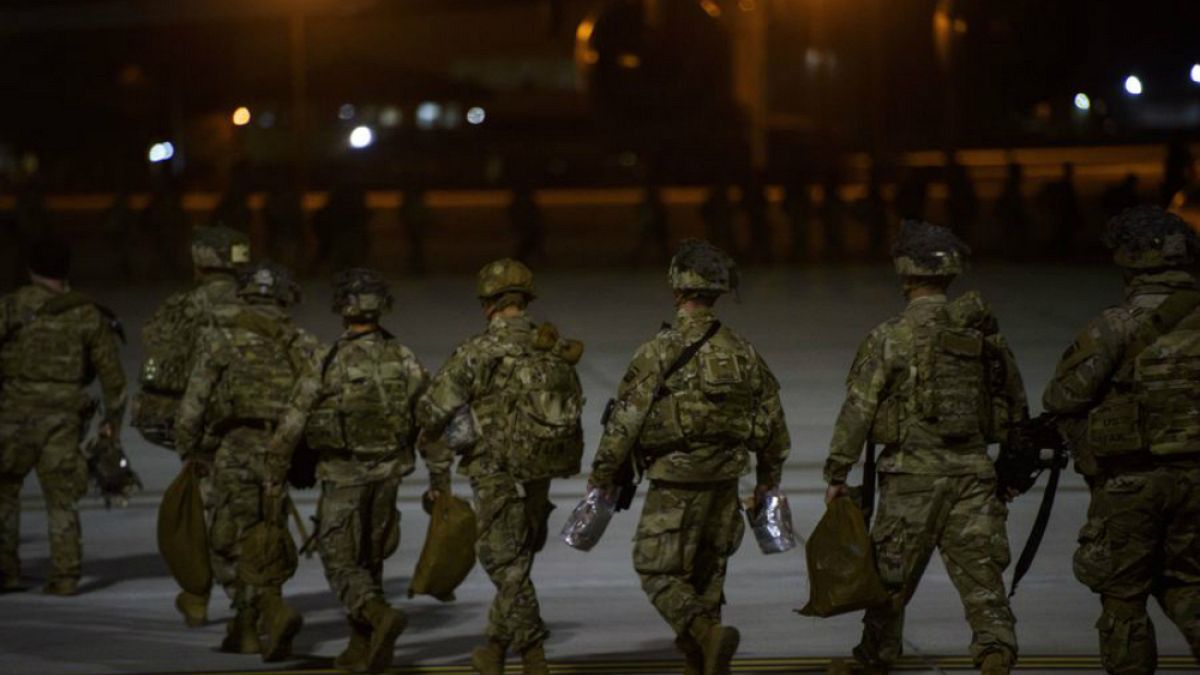 Irak'a gitmek üzere C-17 uçağına yürüyen Amerikalı askerler (1 Ocak 2020)