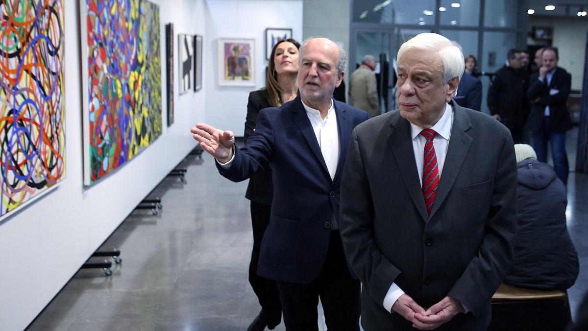 Ο Πρόεδρος της Δημοκρατίας Προκόπης Παυλόπουλος  ξεναγείται στην έκθεση ζωγραφικής με τίτλο "Το Πέρασμα, από τη Δημοσιογραφία στη Ζωγραφική" του Γιώργου Κογιάννη 
