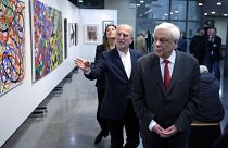 Ο Πρόεδρος της Δημοκρατίας Προκόπης Παυλόπουλος  ξεναγείται στην έκθεση ζωγραφικής με τίτλο "Το Πέρασμα, από τη Δημοσιογραφία στη Ζωγραφική" του Γιώργου Κογιάννη 
