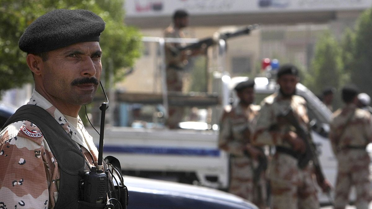 15 قتيلا في تفجير انتحاري داخل مسجد في باكستان والتوقيع.. داعش