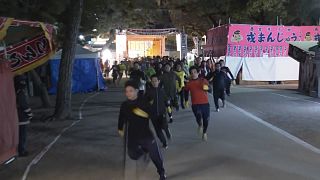 Japonya'da 5 bin kişi 'yılın en şanslı' erkeği olmak için tapınakta yarıştı