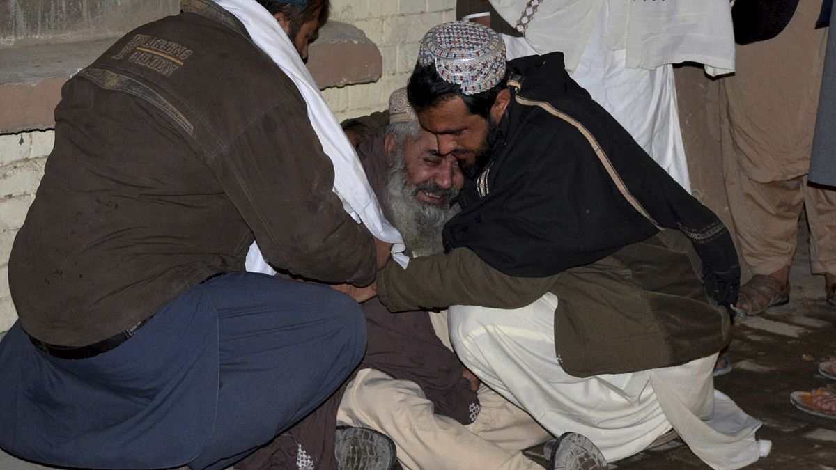 Pakistan'ın Kuetta kentinde bir camide düzenlenen intihar saldırısında bir yakınını kaybeden şahıs göz yaşlarına boğuldu