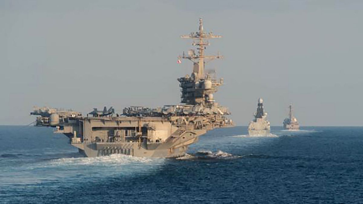 Umman Denizi'nden Hürmüz Boğazı'na giden ABD Donanmasına ait savaş gemileri