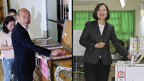 O conservador Han Kuo-yu (à esq.) partiu atrás da progressista Tsai Ing-wen, no escrutínio O conservador Han Kuo-yu (à esq.) partiu atrás da progressista Tsai Ing-wen, no escrutínio
