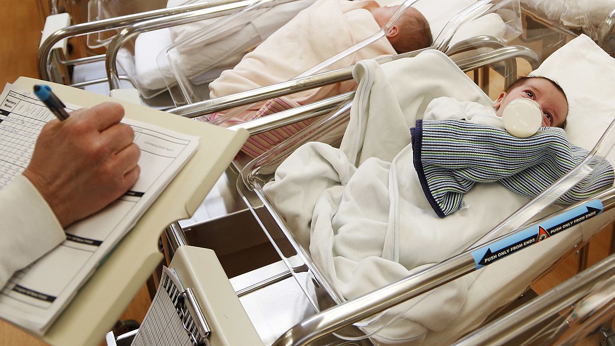 أطفال حديثي الولادة في حضانة مركز التعافي في شمال ولاية نيويورك. 