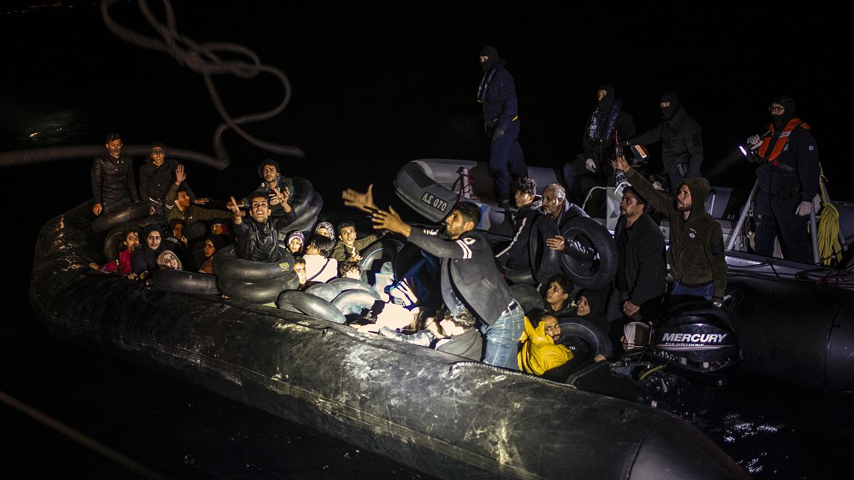 مصرع 12 مهاجراً على الأقل بعد غرق مركبهم قرب السواحل اليونانية