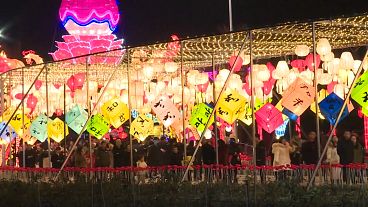 شاهد: عرض قناديل وأضواء ساحر يفتتح مهرجان الربيع في ديانغ الصينية
