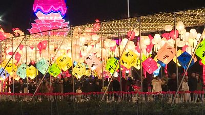 Китай: фестиваль фонарей в Дэяне