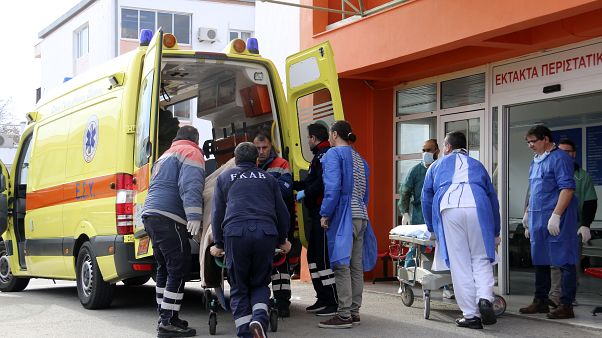 Yunanistan'da hastaneye götürülen göçmenler Yunanistan'da hastaneye götürülen göçmenler