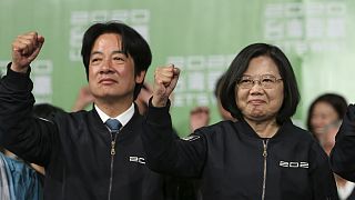 O candidato a vide-presidente William Lai (à esq.) celebra triunfo com Tsai Ing-wen