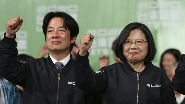 O candidato a vide-presidente William Lai (à esq.) celebra triunfo com Tsai Ing-wen O candidato a vide-presidente William Lai (à esq.) celebra triunfo com Tsai Ing-wen