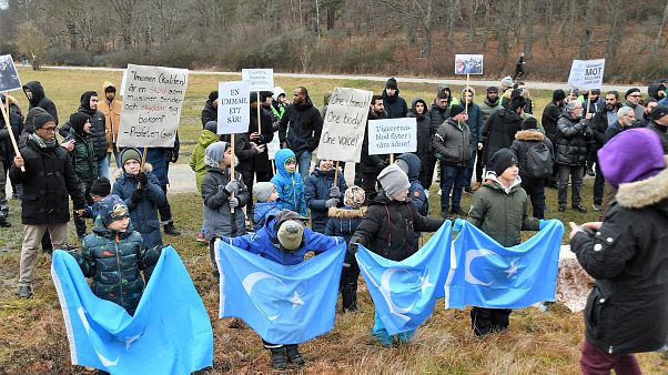 Doğu Türkistan'daki insan hakları ihlalleri, İsveç'in başkenti Stockholm'de Çin Büyükelçiliği önünde protesto edildi Doğu Türkistan'daki insan hakları ihlalleri, İsveç'in başkenti Stockholm'de Çin Büyükelçiliği önünde protesto edildi