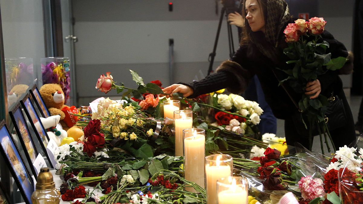 نصب تذكاري في مطار بوريسبيل على أطراف كييف لأفراد طاقم الطائرة الأوكرانية التي تحطمت بفعل صاروخ إيراني على مشارف طهران،  11 يناير 2020.