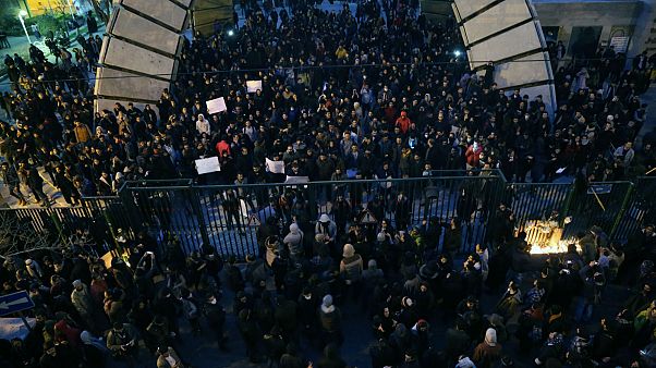 Tahran'da Emir Kebir Üniversitesi’nin önünde toplanan göstericiler Tahran'da Emir Kebir Üniversitesi’nin önünde toplanan göstericiler