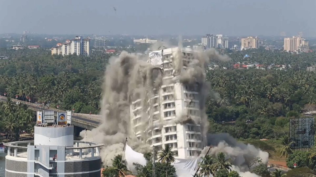 شاهد: السلطات الهندية تدمر مبنيين سكنيين فاخرين لانتهاكهما قوانين البيئة