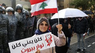 شاهد: المئات في لبنان يتظاهرون احتجاجاً على الانهيار الاقتصادي والوضع السياسي