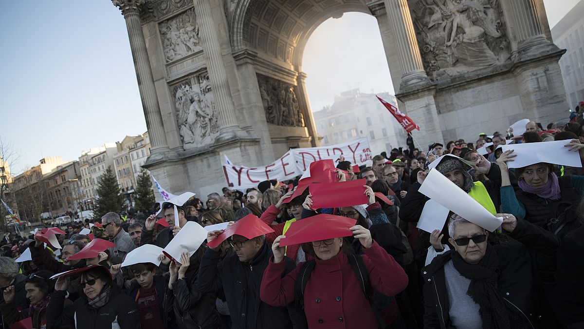 جانب من مظاهرات المضربين في مرسيليا، جنوب فرنسا. 11 يناير 2020