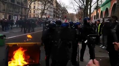 Paris'te polis, eylemcilere müdahale etti