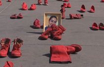 Gewalt an Frauen: Mexikanerinnen protestieren mit roten Schuhen