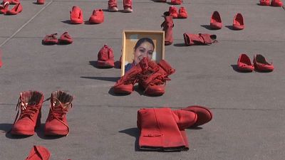 Gewalt an Frauen: Mexikanerinnen protestieren mit roten Schuhen