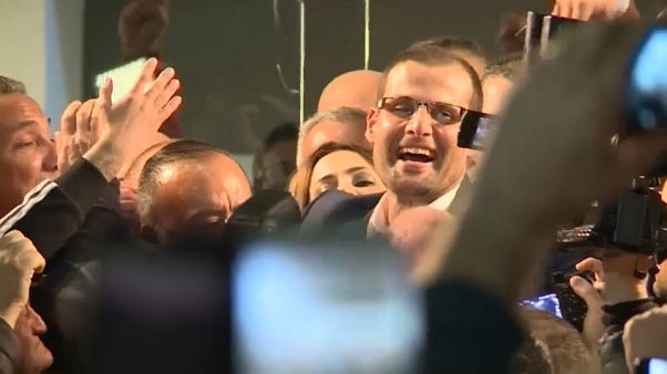Novo primeiro-ministro promete unidade Novo primeiro-ministro promete unidade