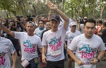 İleriye Doğru Gelecek Partisi lideri Thanathorn Juangroongruangkit (ortada) "Diktatörlüğe Karşı Koş" eylemine katıldı 